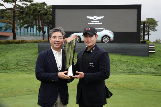 장재훈 제네시스 브랜드 사장(왼쪽)이 '2021 제네시스 챔피언십'에서 우승한 이재경 선수와 10일 인천 송도 '잭 니클라우스 골프클럽 코리아'에서 기념사진을 찍고 있다. 제네시스 브랜드 제공